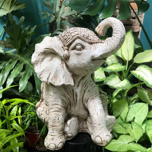 Elefante sentado bebé